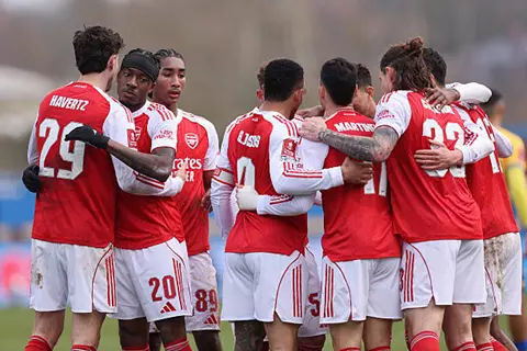 على خطى البايرن وبرشلونة.. أرسنال يكسر الرقم القياسي ويقتحم نادي الـ100